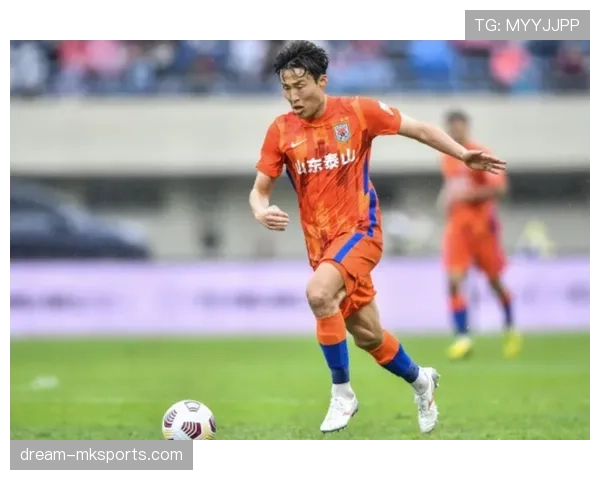 日本队铁卫富安健洋展现强大防守实力，助力球队稳守防线