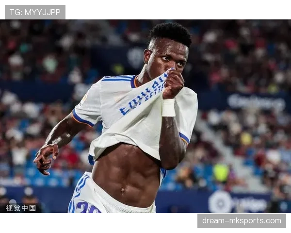 维尼修斯与本泽马的默契配合持续发挥，助球队赢得关键胜利