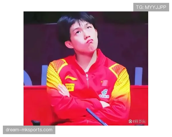 王楚钦豪车门口拎菜篮的照片，怎么看都像在拍生活方式大片