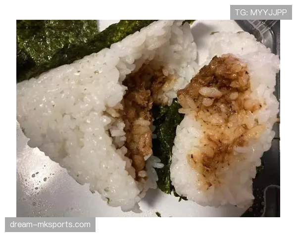 山口茜训练完随手啃饭团的样子，真不像拿过那么多冠军的人